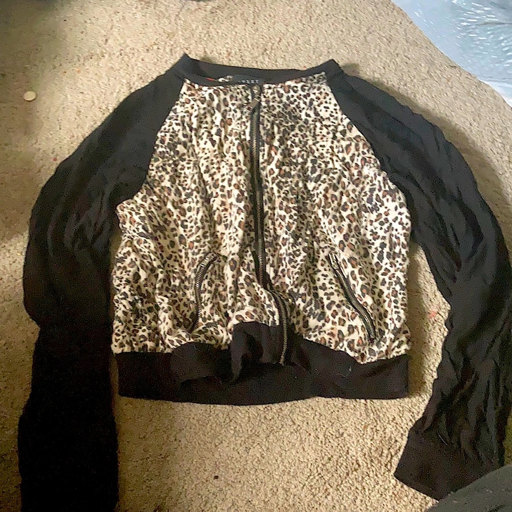 Low cut leopard print jacket